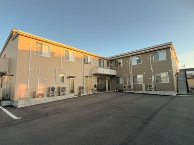 夕方の建物外観