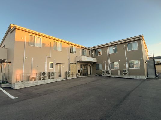 夕方の建物外観
