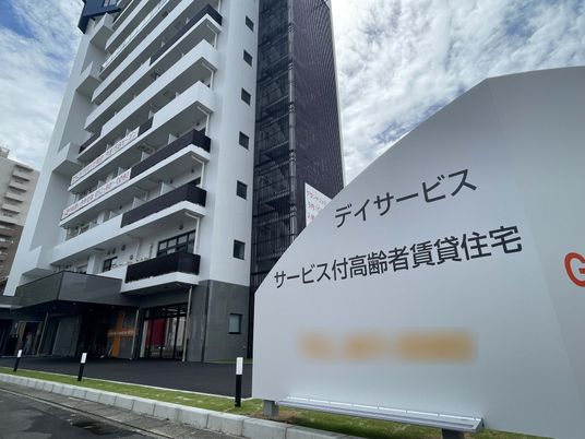 スタッフ募集中の建物外観