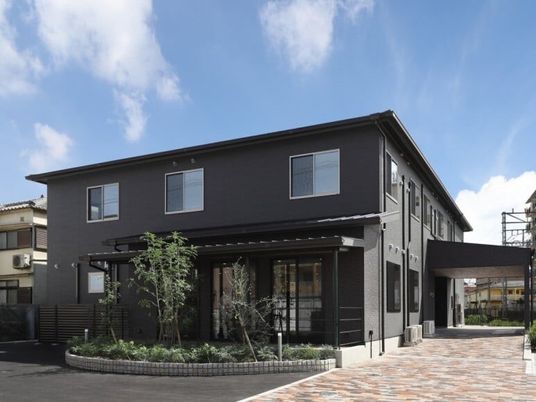 モダンな外観の建物
