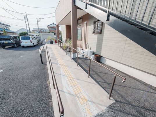 スロープ付き玄関エントランス