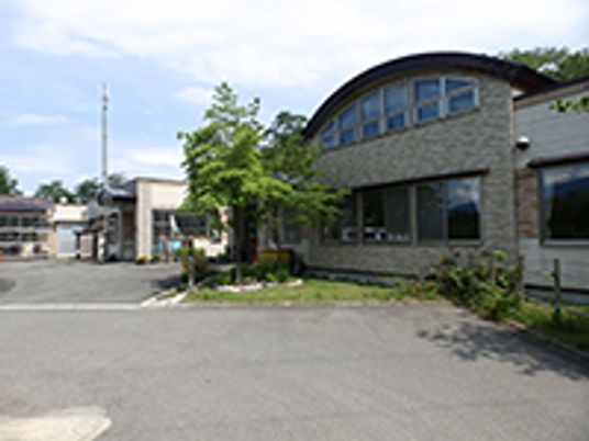 緑と調和する建物外観
