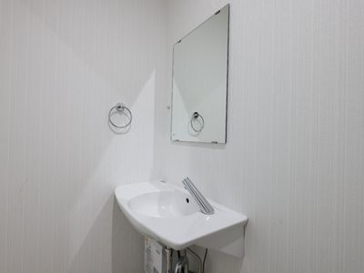 清潔な洗面台と鏡