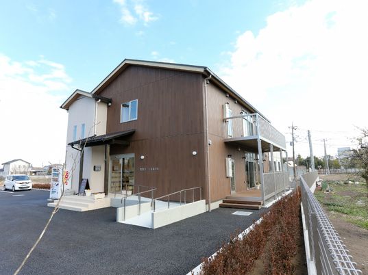 明るい施設の外観