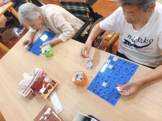 高齢者のパズル遊び