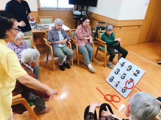 椅子に座る皆のレクリエーション