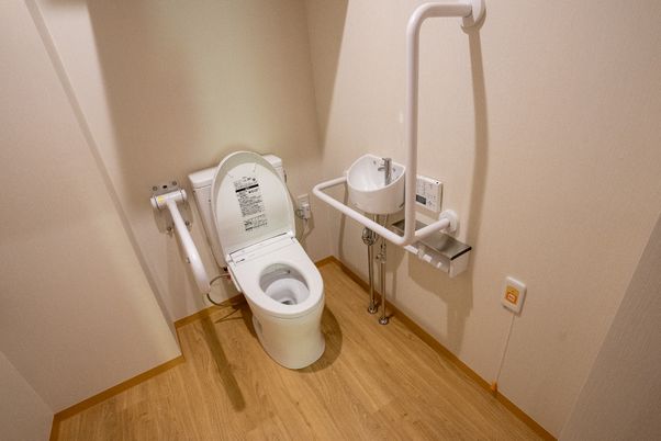 バリアフリー設計のトイレ
