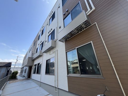 広々とした建物の外観