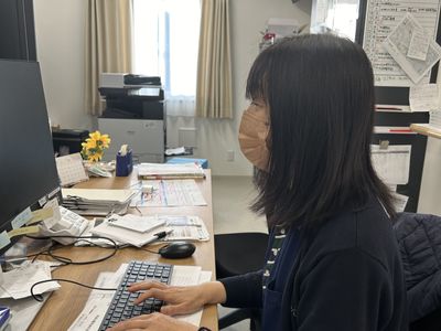 事務作業中のスタッフ像