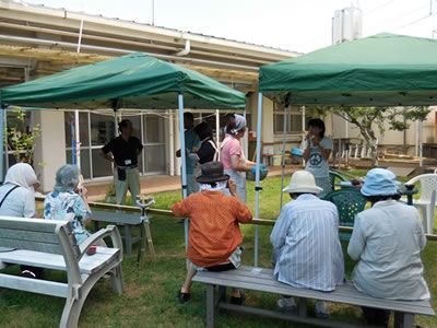 屋外の集会の様子