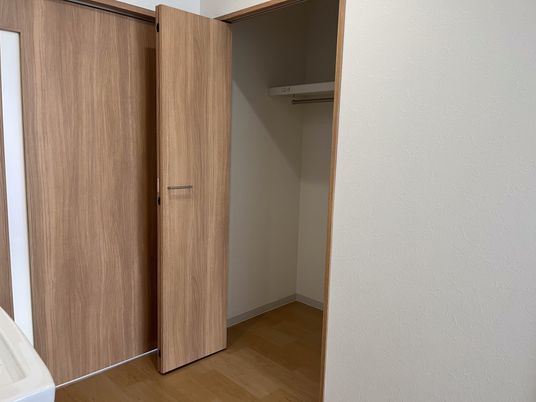 洋室の入口とクローゼット