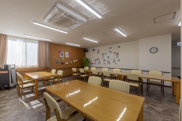 明るいダイニングの勤務地