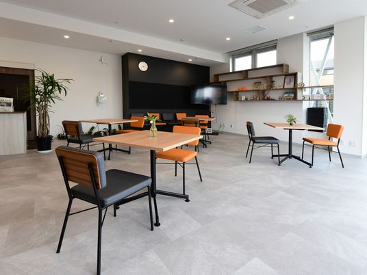 広々とした施設の食堂