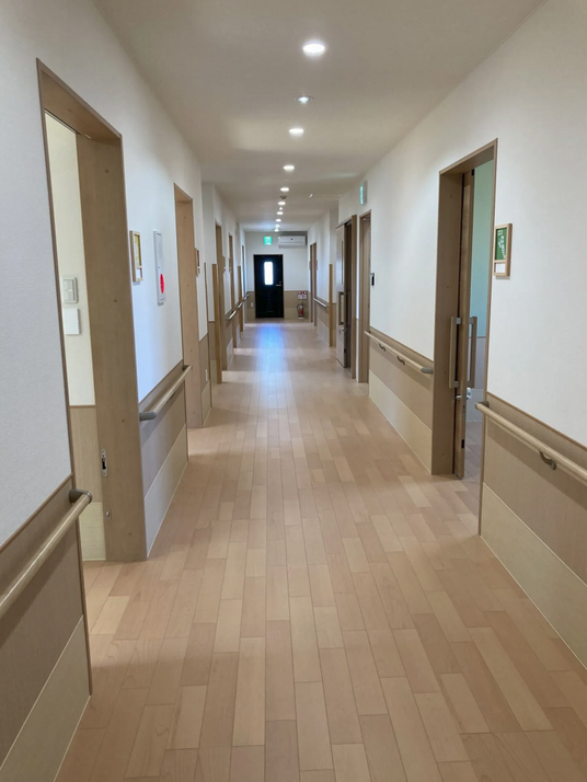 明るく清潔な廊下