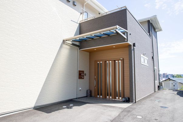 清潔感ある施設のエントランス
