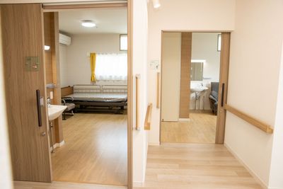 居室の入口と洗面所