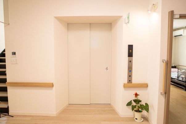 清潔なエレベーター前