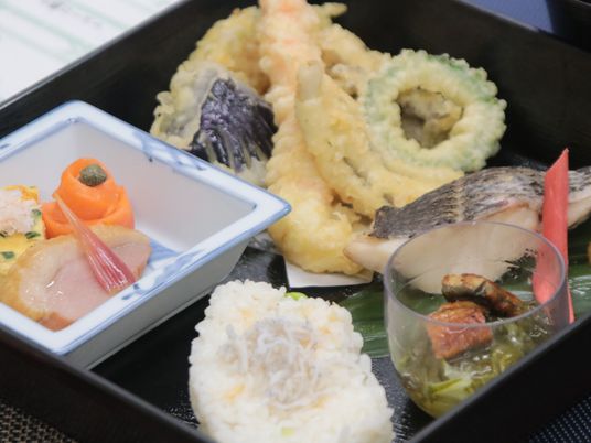 彩り豊かな料理の盛り付け