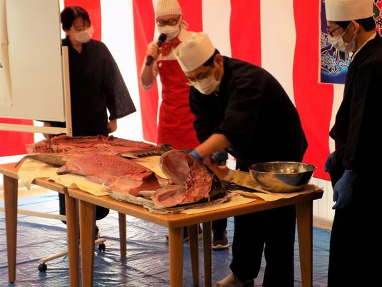 立派なマグロ解体ショー