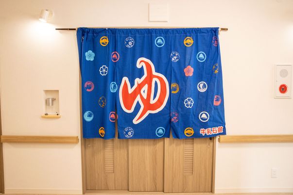 暖簾のある木製扉