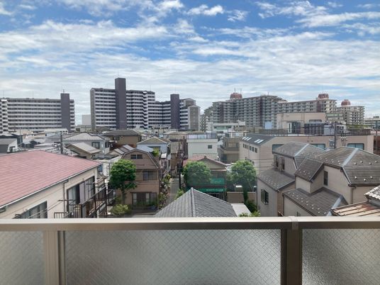 都市の景色を望むバルコニー