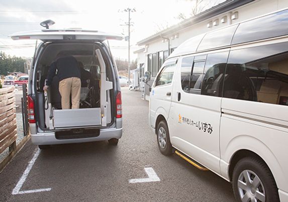送迎車両が並ぶ駐車場