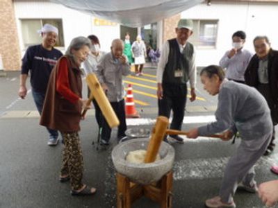 お餅つきイベントの様子