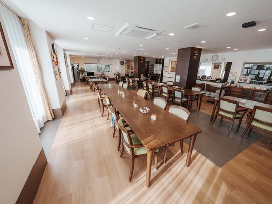 明るい空間の食堂