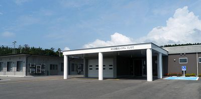 広々とした入口の外観