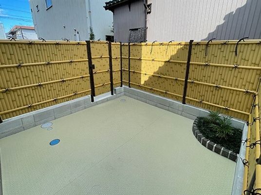 中庭の明るい昼間