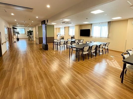 広々とした明るい食堂