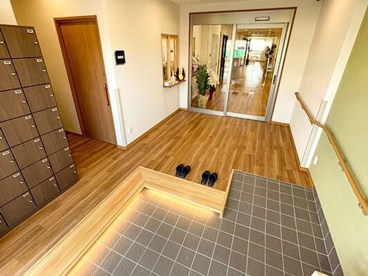 エントランスの明るい廊下