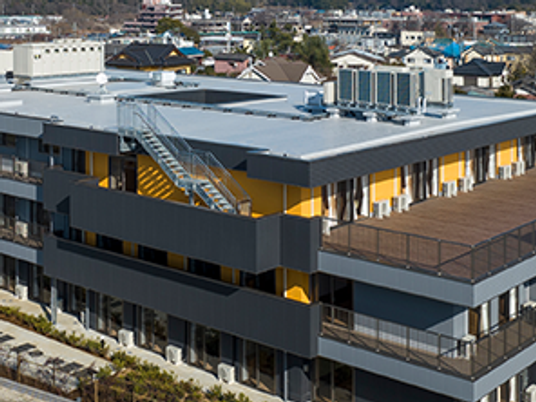 黄色が目を引く建物外観