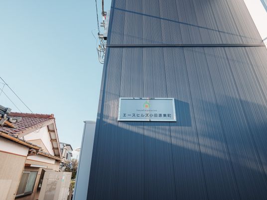 青空に映える建物の看板