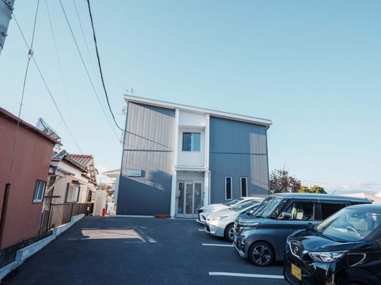 駐車場のある建物外観