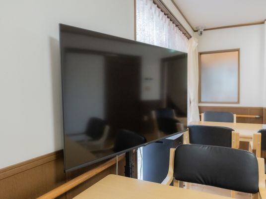 テレビと椅子のある空間
