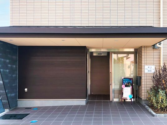 施設の落ち着いた外観