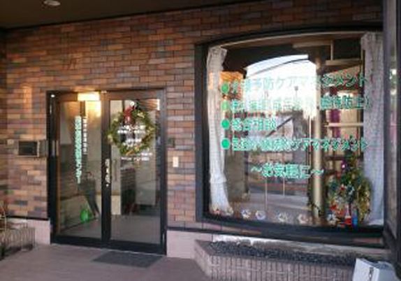 ガラス装飾を施した入口