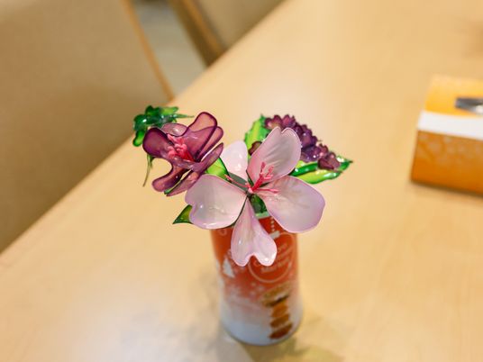 食卓に飾られた花の装飾