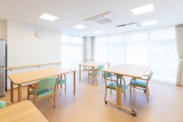 明るく清潔な食堂の様子