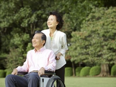 車椅子の男性と女性の中庭
