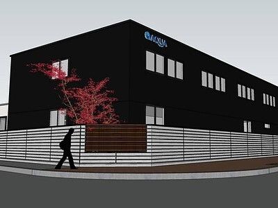 黒い外壁の建物と紅葉