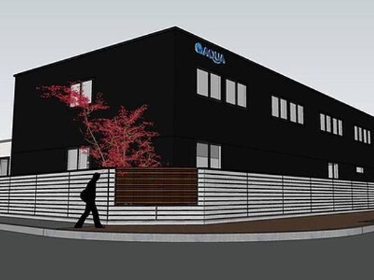 黒い外壁の建物と紅葉