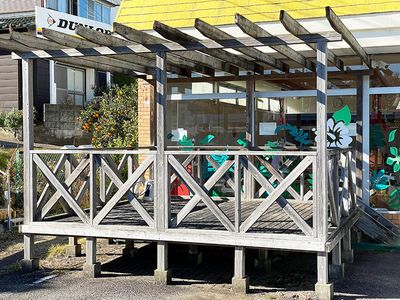 開放的なウッドデッキ