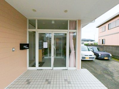 訪れる人を迎えるエントランス