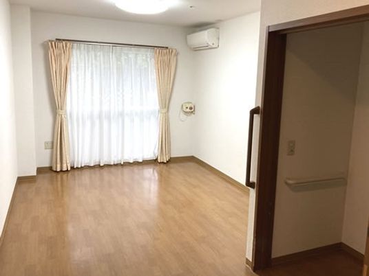 床と壁が明るい居室