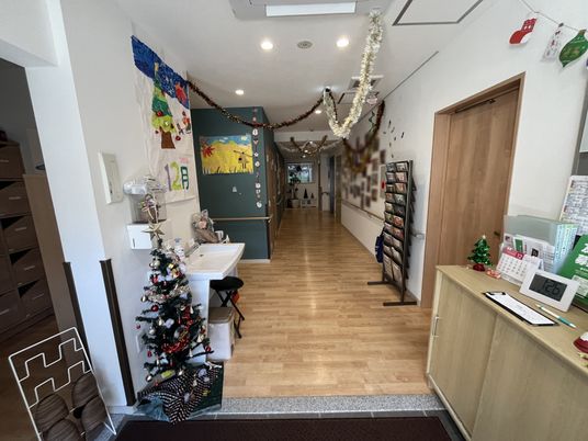クリスマス装飾の廊下