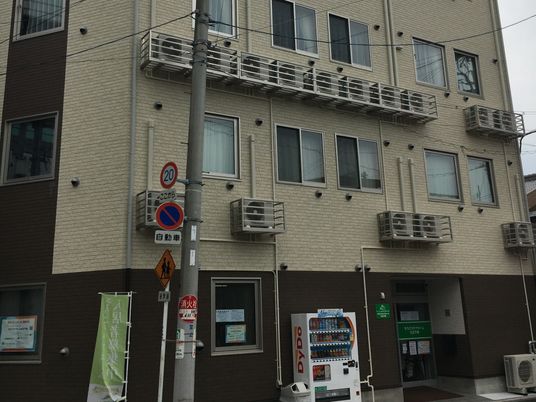 職場となる建物の外観