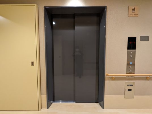 清潔感のあるエレベーター前