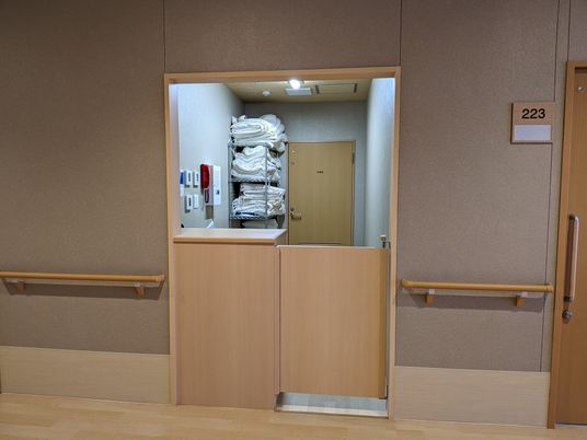 廊下のリネン供給口